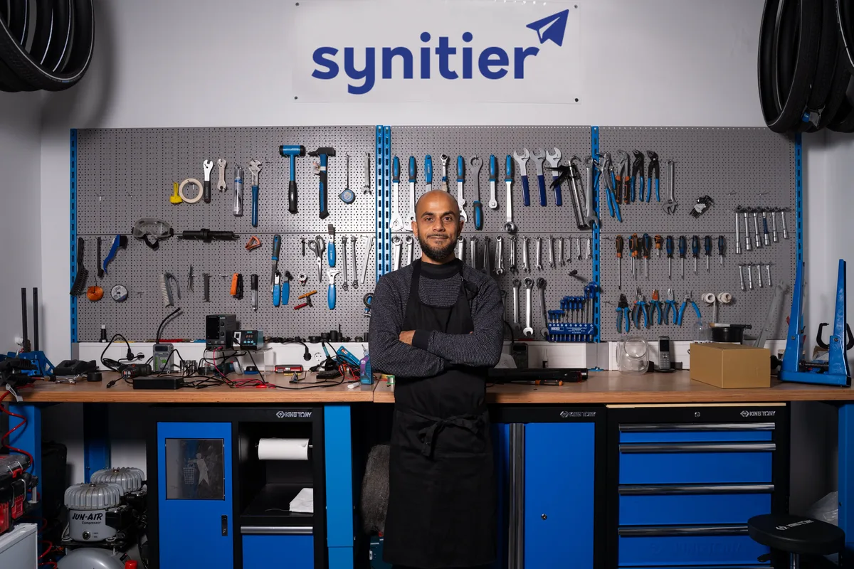 Formateur en atelier avec un apprenant