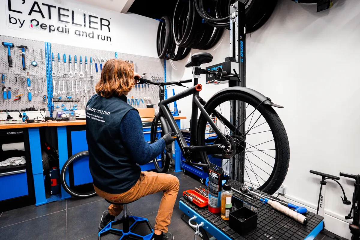 Technicien Synitier au travail dans son atelier de réparation